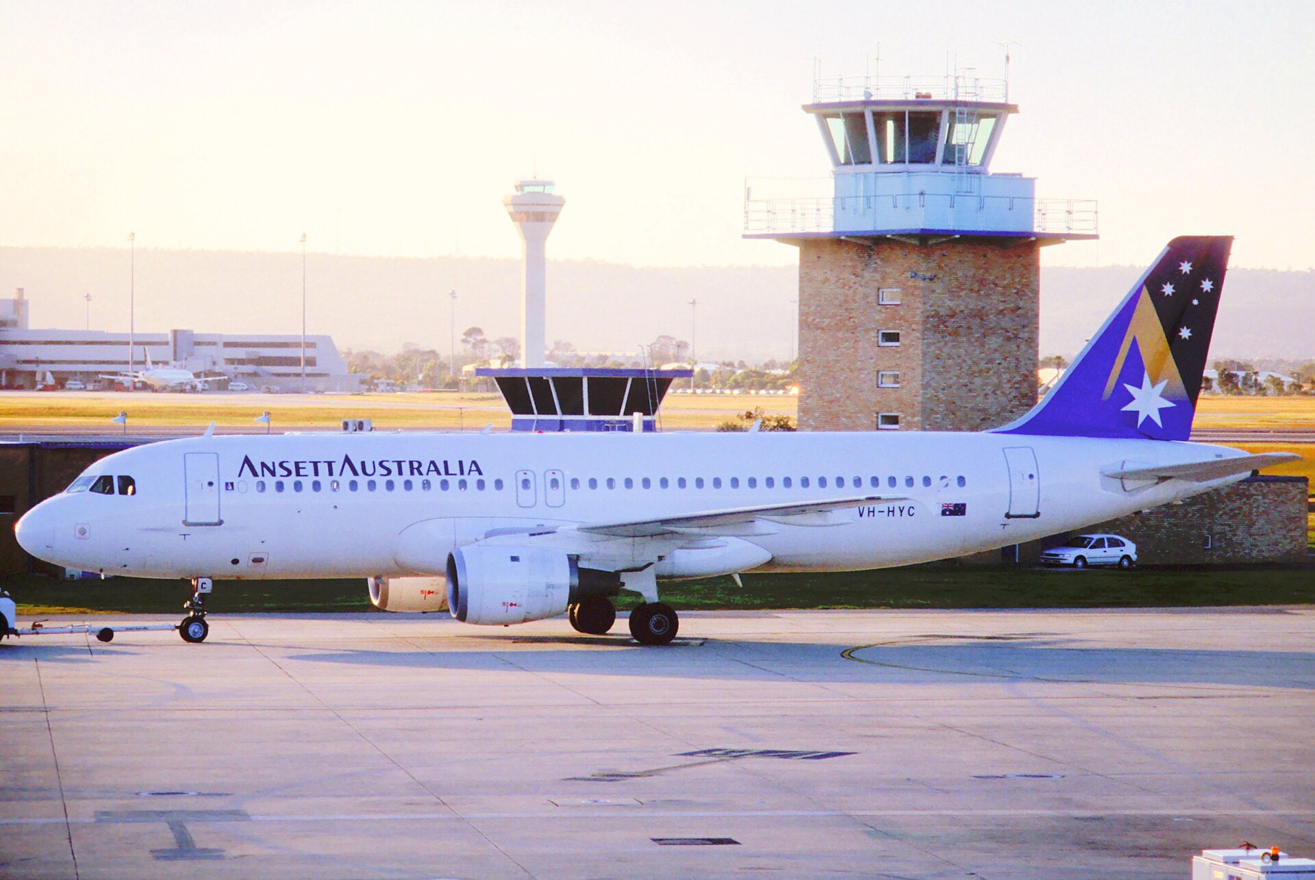 Ansett Australia Airbus A320-211 (VH-HYC) at Perth Airport in 1996