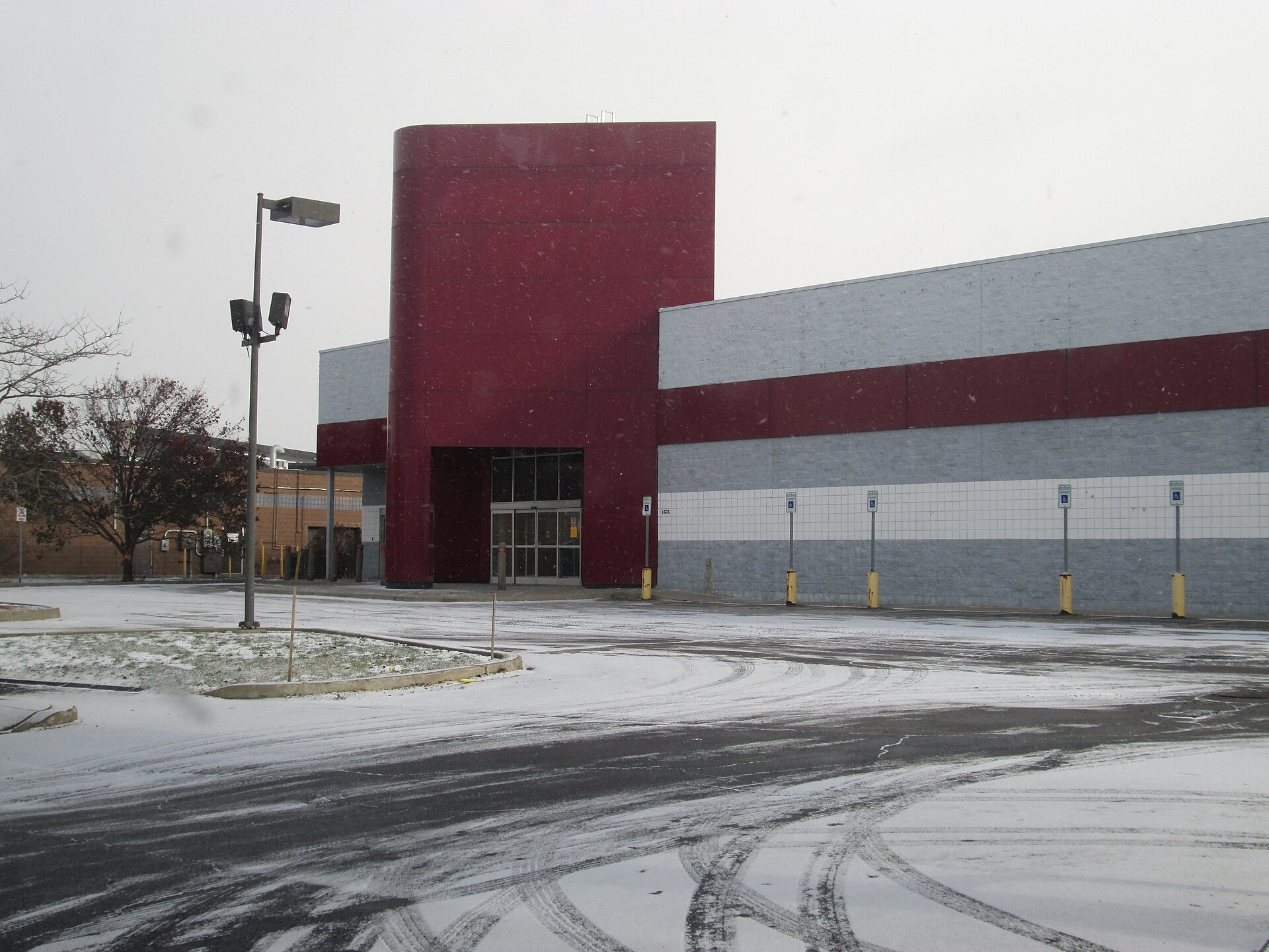 An abandoned former Circuit City store building in Henrietta, New York, after the chain's liquidation