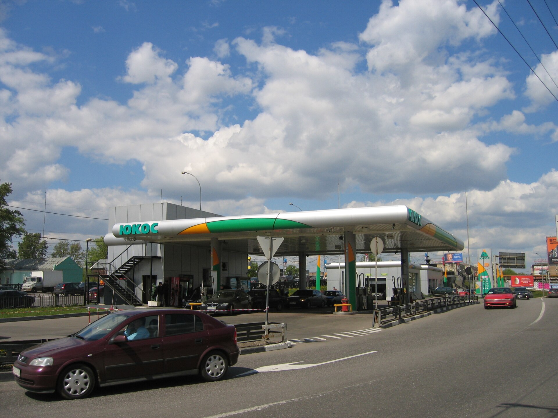 Yukos-branded petrol station on Rizhskaya Square, Moscow, photographed May 2007 shortly before the company's final liquidation