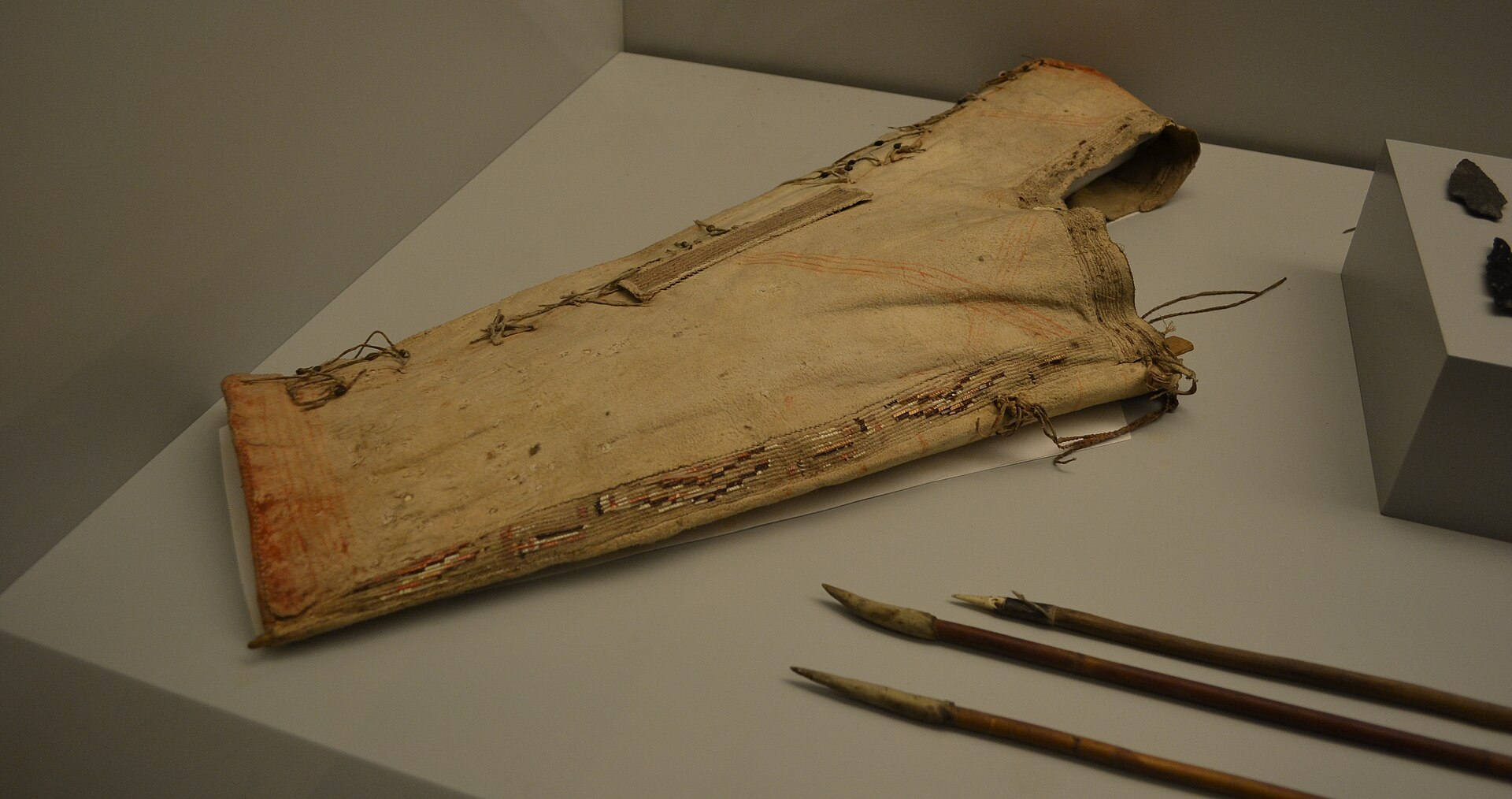 Eyak quiver made of tendons, porcupine quills and wood, collected in Alaska, Museo de América, Madrid