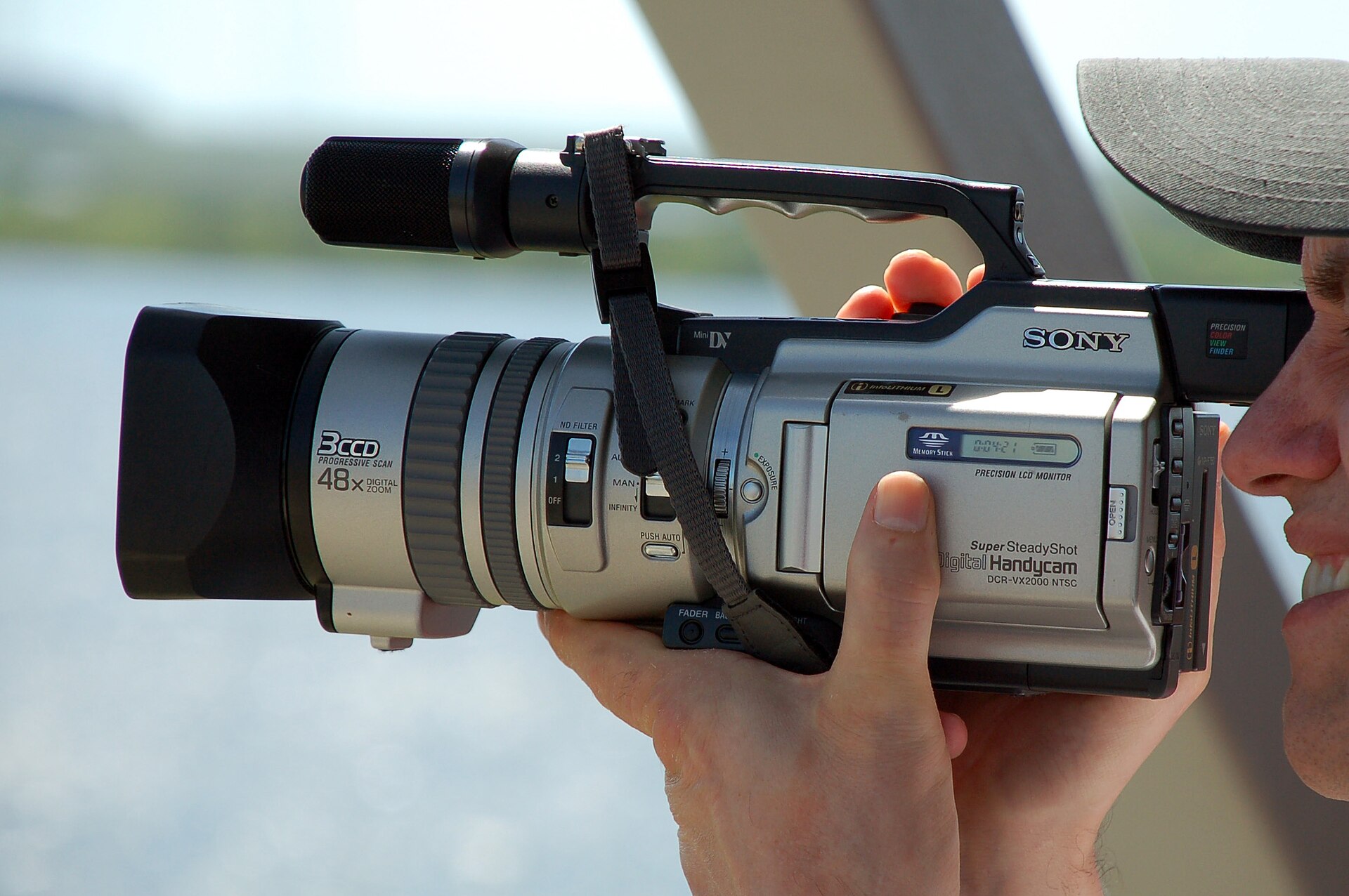 Sony Handycam DCR-VX2000 MiniDV camcorder