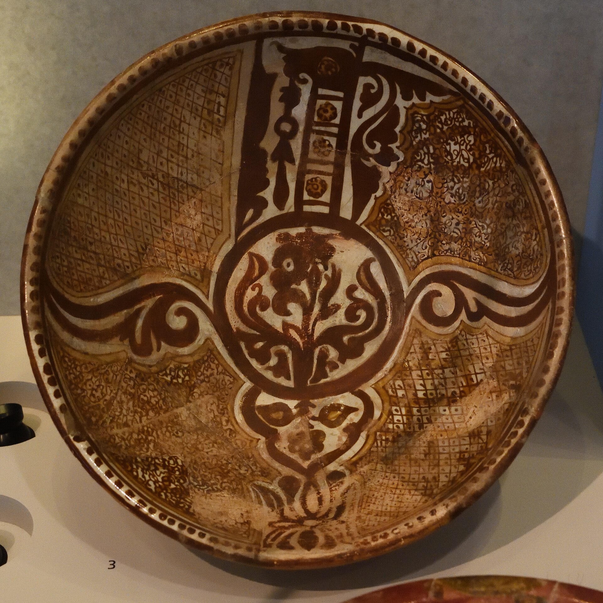 Abbasid lustre-painted earthenware dish with stylised bird, Samarra, 9th century